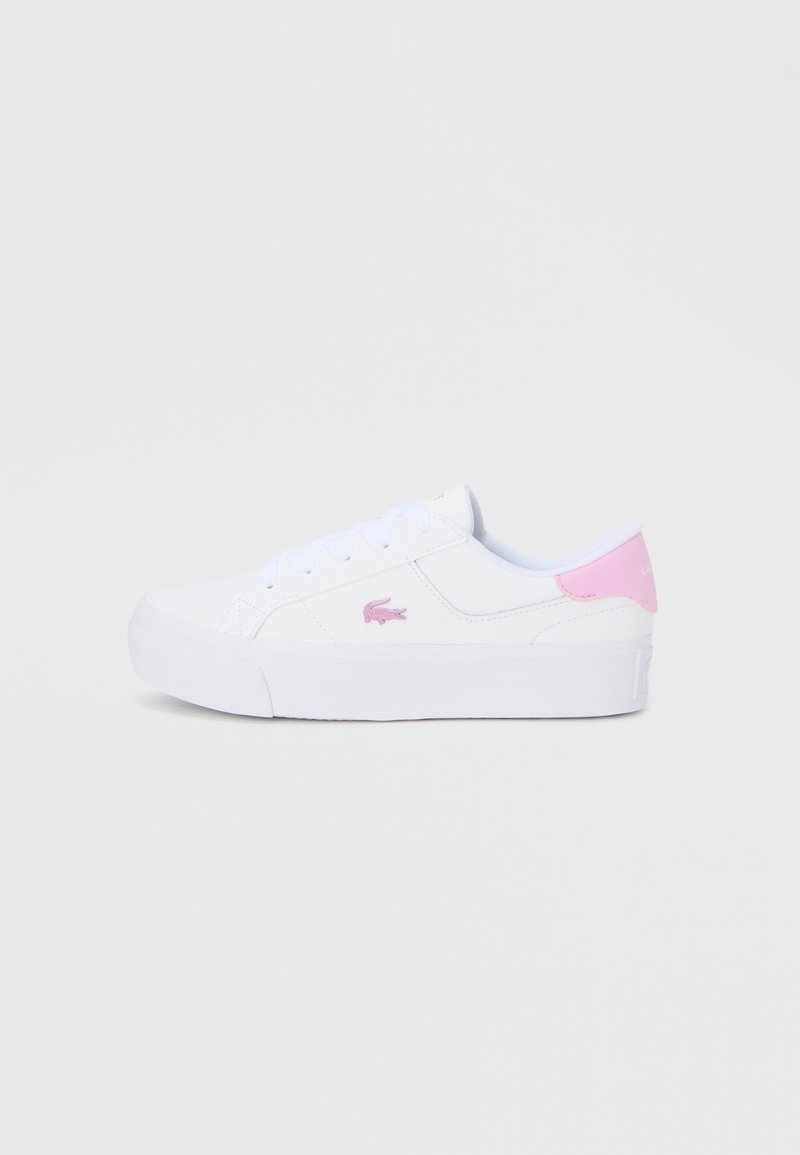 Hvid sneaker med en glat læderfinish, der har en pastelrosa accent på hælen og en lille logo i pink. Letvægts, flad sål.