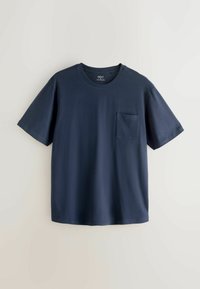 T-shirt bleu marine à manches courtes avec col rond et poche sur le côté gauche de la poitrine, présenté sur un fond clair uni.