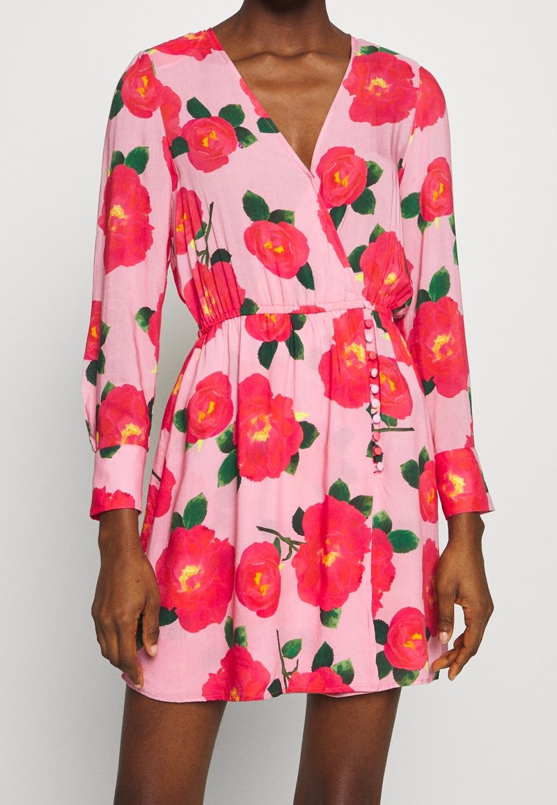 Florales Wickelkleid mit einem rosa Hintergrund und großen roten Rosenmustern, langen Ärmeln, tiefem V-Ausschnitt und tailliertem Bund mit Knopfdetails.