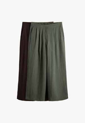 Due paia di pantaloni a gamba larga e corti, uno verde oliva davanti e uno marrone scuro parzialmente visibile dietro, entrambi con vita elasticizzata.