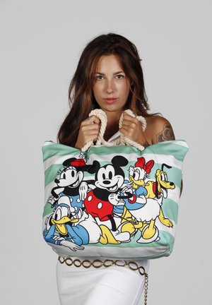 Bolso tote grande con personajes de Disney, material de algodón, fondo verde menta, estilo dibujado a mano, con asas de cuerda y acentos coloridos.