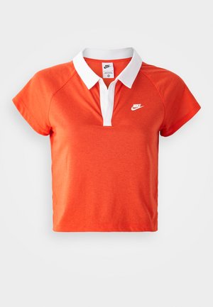Käesolev oranž polo-särk, millel on valge krae, lühikesed varrukad ja valge Nike logo vasakul rinnal. Särk on valmistatud pehmest puuvilla segust.