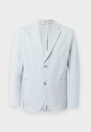 Jasnoniebieska marynarka wykonana z gładkiego materiału, z wyciętym kołnierzem, dwoma guzikami, bocznymi kieszeniami i rozcięciem z tyłu.