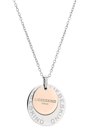 Silberkettchen mit einem zweifarbigen Anhänger: ein polierter roségoldfarbener Mittelpunkt mit dem eingegravierten "LIEBESKIND BERLIN" auf einem strukturierten silbernen Rand.