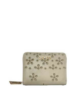 Portafoglio beige chiaro con motivi floreali traforati e cursore della cerniera dorato, con logo del marchio dorato sulla parte frontale.