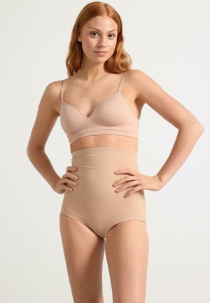 Beige, sömlös bh med justerbara band och V-ringning, i kombination med högmidjade, släta, nude underkläder med en elegant finish.