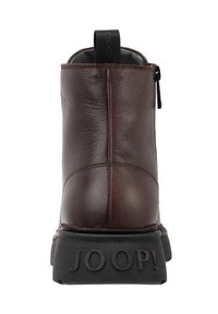 Stivale alla caviglia in pelle marrone con finitura testurizzata, suola in gomma nera e tacco con marchio. Presenta un'etichetta sul retro e chiusura con zip.
