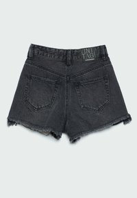 Zwarte denim shorts met een rafelige zoom, voorzien van twee achterzakken en een merklabel op de tailleband, die een robuust en casual ontwerp uitstralen.