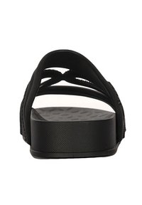 Czarne sandały z teksturowaną podeszwą i krzyżującymi się paskami. Wykonane z gładkiego materiału. Charakteryzują się szeroką, płaską platformą dla stabilności.