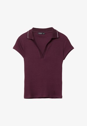 Burgundipolo-paita ribbed-kankaasta, jossa on valkoisia yksityiskohtia kauluksessa, lyhyet hihat ja V-kaula-aukko.
