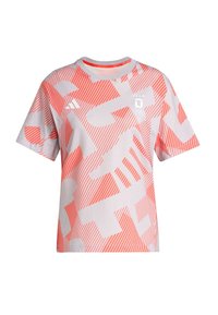 Koszulka z krótkim rękawem w jasnoszarym kolorze z wyrazistymi pomarańczowymi, geometrycznymi wzorami i smugami. Posiada okrągły dekolt oraz haftowane logo na piersi.