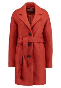 Cappotto rosso in misto lana con rever a punta, tre bottoni frontali, cintura staccabile e tasche laterali. Tessuto strutturato con una finitura morbida.