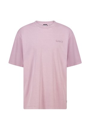 Roze katoenen T-shirt met korte mouwen, een ronde hals en een klein logo op de linkerborst. Eenvoudig ontwerp met een gladde textuur.