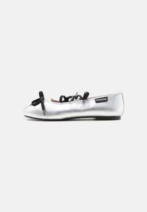 Love Moschino Μπαλαρίνες με λουράκι στον αστράγαλο - silver-coloured