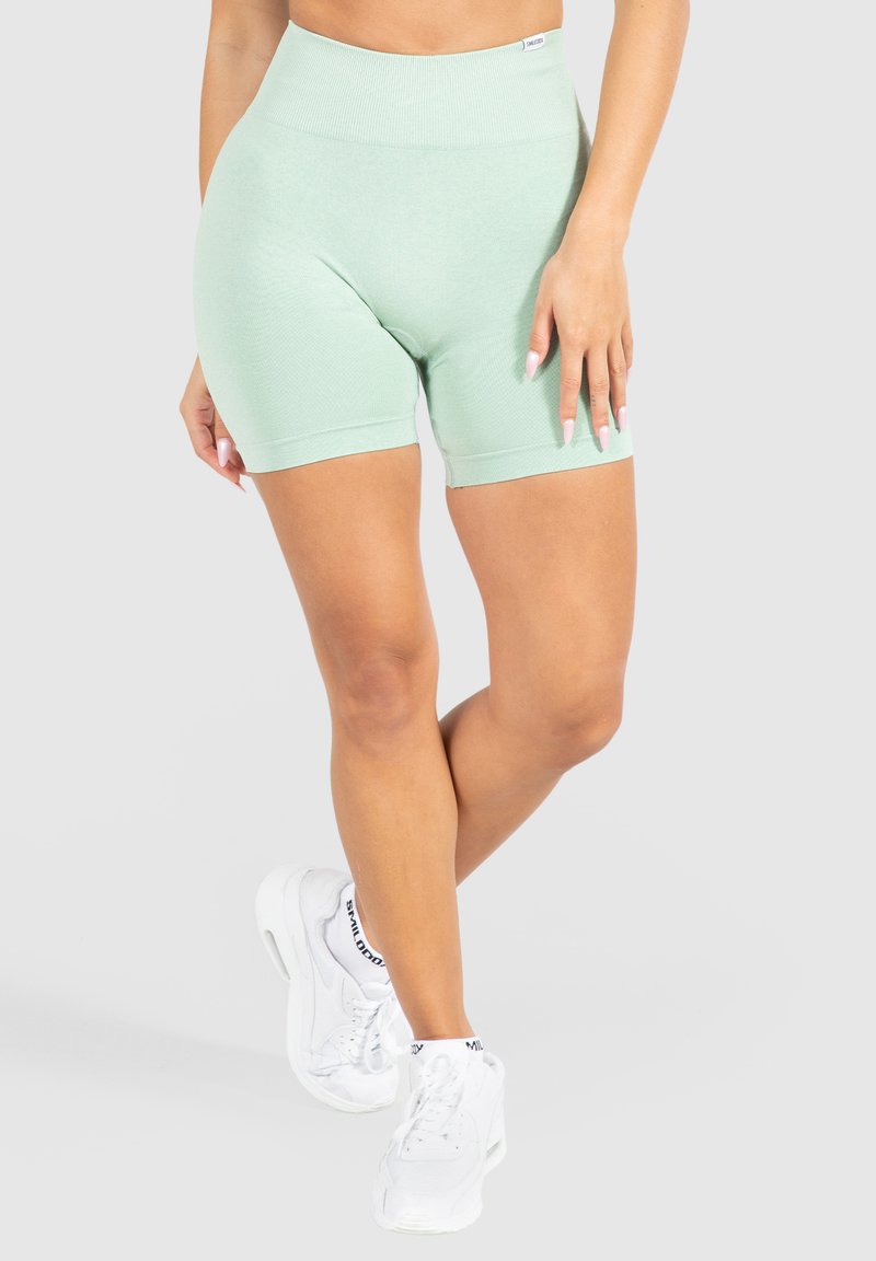 Muntgroene high-waisted shorts gemaakt van een rekbare stof. Voorzien van een geribbelde tailleband en een soepele textuur, eindigend halverwege de dij.