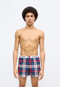 Μπλε, κόκκινα και λευκά καρό μπόξερ από βαμβάκι με ελαστική μέση με λογότυπο. Διαθέτουν κούμπωμα με κουμπιά και χαλαρή εφαρμογή.