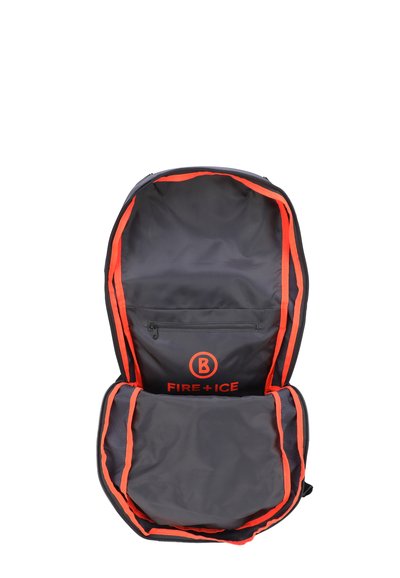 Sac à dos noir avec des accents orange, présentant un intérieur spacieux, une poche zippée et le logo de marque "FIRE + ICE" en bas.