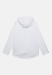 Hvid vandtæt jakke med hætte og lange ærmer, der har en glat tekstur og flaplomme-design på ryggen.