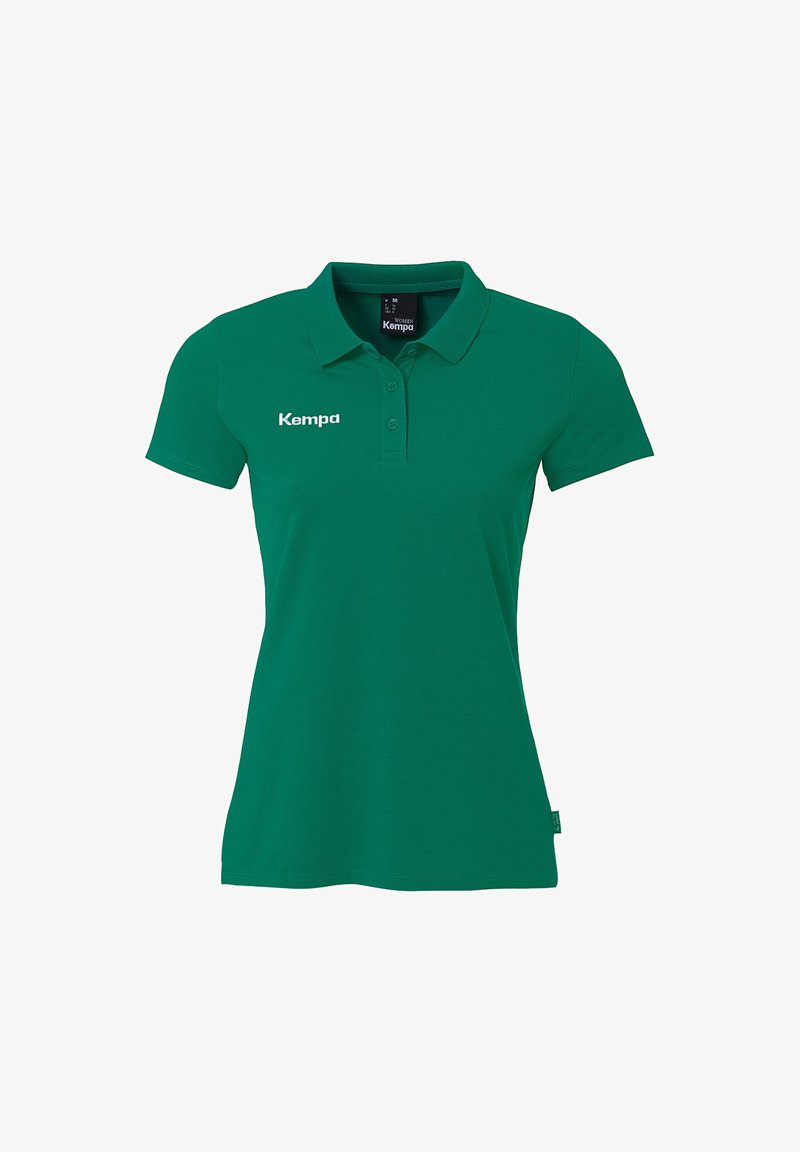Groene polo gemaakt van katoen. Heeft een klassieke kraag, korte mouwen, een knoopsluiting met drie knopen en een wit "Kempa" logo op de linkerborst.
