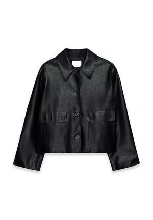 Veste cropped en simili cuir noir avec un large col pointu, des manches longues, des boutons sur le devant et deux poches à rabat.