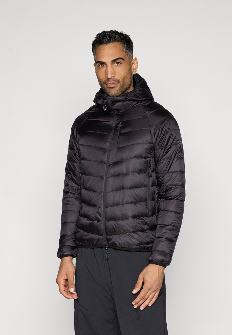 Casaco puffer preto com capuz, apresentando seções matelassadas, fecho frontal com zip e bolsos laterais. Feito de um tecido liso e leve.