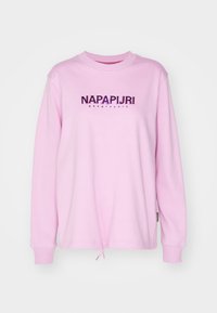 Różowy długi rękaw sweatshirt z napisem "NAPAPIJRI geographic" w ciemnofioletowym kolorze. Posiada okrągły dekolt oraz regulowany sznurek u dołu.
