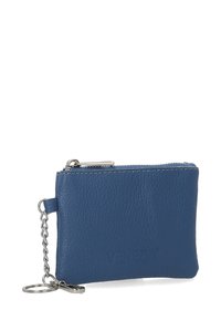 Niebieski skórzany portfel o fakturze z drobnymi wypukłościami, zamek błyskawiczny, srebrne okucia i przymocowany breloczek. Na przedniej stronie znajduje się wytłoczone logo.