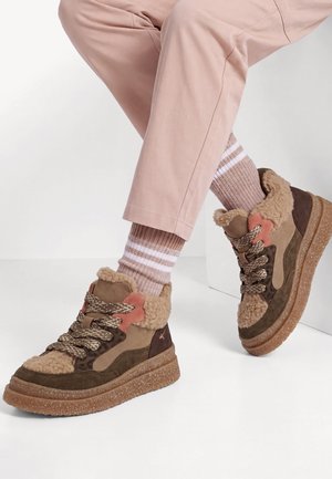Tamaris, Baskets montantes - olive comb