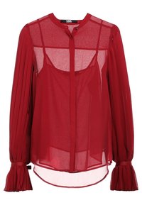 Rød, transparent bluse med krave, knaplukning foran og plisserede lange ærmer. Har en løs pasform og en afrundet kant.