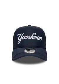 Gorra de béisbol azul marino de tela con parte trasera de malla. Presenta un logo bordado en blanco de "Yankees" y una correa ajustable para el tamaño.