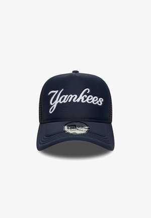 Casquette de baseball bleu marine en tissu avec un dos en mesh. Présente un logo "Yankees" brodé en blanc et une sangle réglable pour la taille.