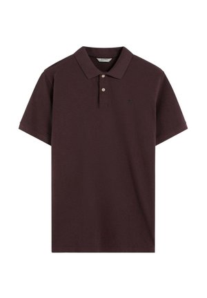 Camisa polo burdeos con cuello clásico, mangas cortas, tapeta de dos botones y un pequeño logotipo bordado en el pecho. Fabricada con tejido texturizado.
