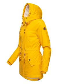 Gele waterdichte jas met een capuchon, trekkoorden, voorkeuken en een gestructureerde binnenvoering. Heeft gestikte details en een merkpatch.