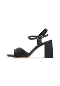 Sandal in pelle nera con tacco alto, punta aperta, cinturino alla caviglia regolabile e tacco a blocco quadrato. Texture liscia e design minimalista.