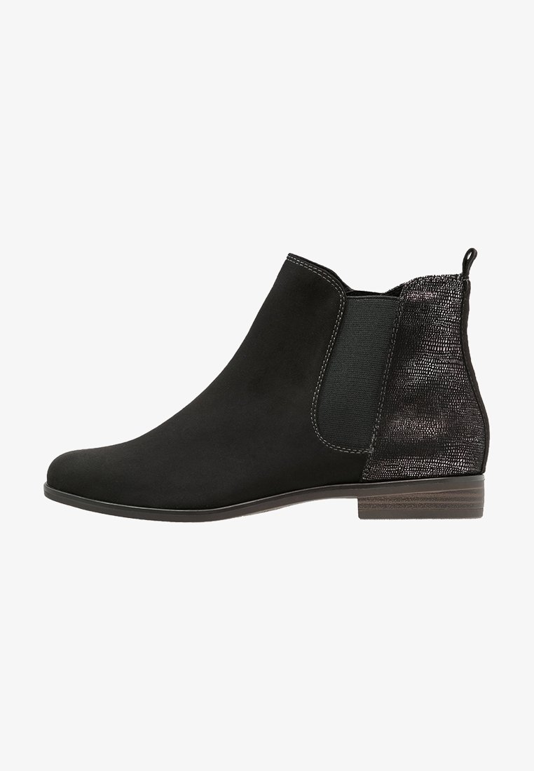 Bottine en daim noir avec talon bas empilé, panneau latéral élastique et détail arrière texturé brillant.