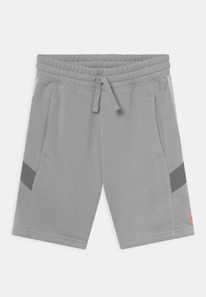 Nike grijze sportshorts met elastische tailleband, trekkoordsluiting, twee zijzakken en contrasterende donkergrijze zijstrepen.