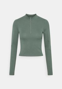 Langetermijn mouwen, cropped top in gedempt groen, gemaakt van gladde, rekbare stof met een hoge nek en een ritsdetail aan de voorkant.