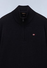 Pull noir à quart de zip avec col côtelé et petit logo de drapeau norvégien rouge et blanc sur la poitrine gauche.