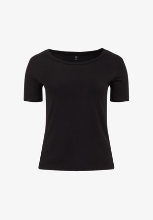 Melna T-kreklu ar īsām piedurknēm un apaļu kakla izgriezumu. Izgatavota no mīksta, stiepjoša auduma. Vienkāršs dizains bez redzamām rakstām vai aksesuāriem.