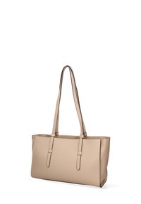 Borsa tote in pelle beige con due manici lunghi, forma rettangolare, superficie testurizzata e cuciture a contrasto nere lungo i bordi.
