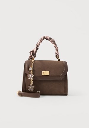 Braune Handtasche mit goldenem Verschluss, pink gemustertem Stoff umwickeltem Griff, abnehmbarem Riemen und goldfarbenen, blumenförmigen Kettenanhängern.