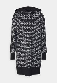 Czarny sweatshirt z kapturem z powtarzającym się białym wzorem logo, z długimi rękawami i kieszenią kangurką z przodu. Miękki, teksturowany materiał.