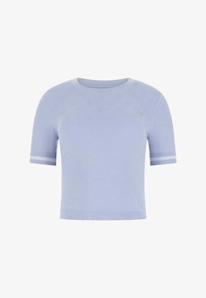 Jasnoniebieska prążkowana bluzka z krótkim rękawem i okrągłym dekoltem, z białymi paskami na mankietach i małym detalem przy ramieniu.