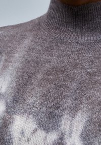 Maglione a collo alto lavorato a maglia in tonalità di grigio con motivo tie-dye; texture morbida e collo a costine.