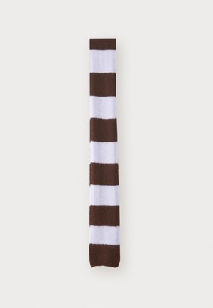 Brun og hvit stripete sokk med myk tekstur. Sokken har vekslende horisontale bånd av mørk brun og lys brun.