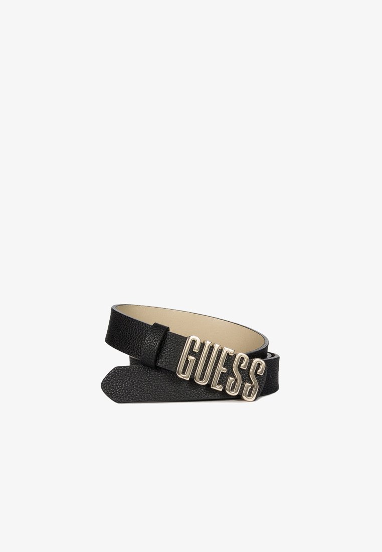 Cinturón de cuero negro con un acabado texturizado, que presenta un prominente logo en tono plateado "GUESS" como hebilla. Diseño clásico, ajustable.