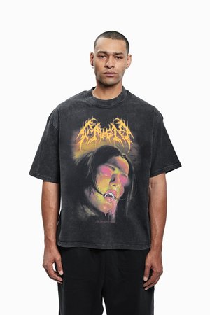 Melna pārpasaules grafikas t-krekls ar nolietotu tekstūru, ar priekšējo mākslas darbu, kurā attēlota stilizēta seja ar dzīvīgu oranžu un rozā akcentu.