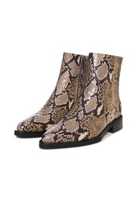 Botas de tobillo impresas en Python que presentan una puntera afilada, un cierre de cremallera y un tacón bajo en bloque. La paleta de colores incluye tonos beige, marrón y acentos en crema.