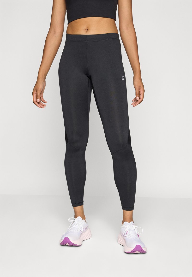 Schwarze Sportleggings mit glatter Textur, figurbetontem Design, kontrastierenden Nähten und einem kleinen weißen Logo an der Seite.