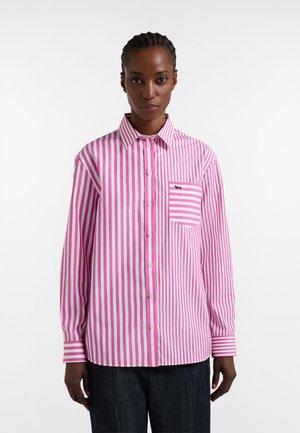 Camicia a righe con bottoni rosa e bianca, con maniche lunghe, colletto e taschino sul petto con un piccolo logo. Tessuto dalla texture liscia.